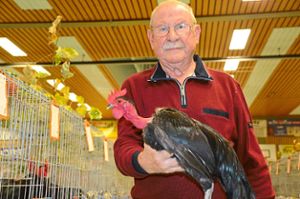 Erhard Leppert mit einem Zwerg-Nackthalshuhn: Nach 50 erfolgreichen Jahren hört der Züchter nun auf.   Foto: Bühler