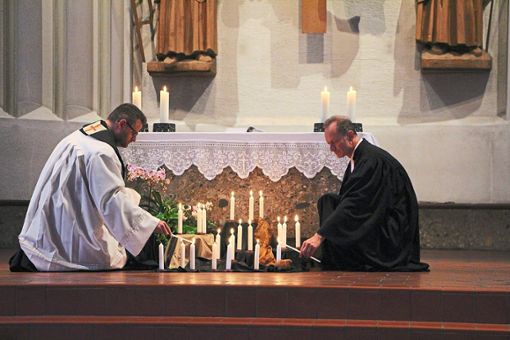 Pfarrer Hannes Rümmele (links) und Pfarrer Stefan Voß entzündeten 20 Kerzen  – eine für jedes Opfer. Foto: Beule Foto: Schwarzwälder Bote
