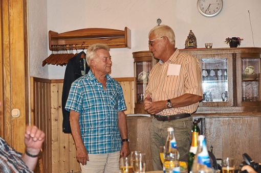 Peter Reeb (rechts) dankt Erich Haas im Namen der Trägervereine für die Betreuung der Begegnungsstätte.   Foto: Stangenberg Foto: Schwarzwälder Bote