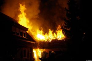 Bei einem Scheunenbrand in Rheinau konnte sich eine Familie rechtzeitig in Sicherheit bringen. Die Feuerwehren aus Rheinau, Kehl und Achern waren beim Scheunenbrand Rheinau im Einsatz. Foto: Freiwillige Feuerwehr Rheinau