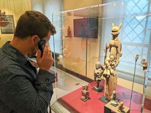 Der praktische Audioguide ermöglicht einem unkompliziert eine selbstgeführte Tour durch das Voodoo-Schloss. Im Museum gilt wie derzeit in ganz Straßburg eine Maskenpflicht.   Foto: Armbruster