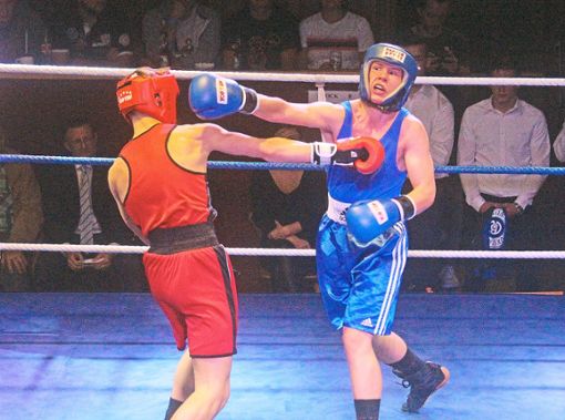 Der Lahrer  Kim Stravali (in Blau) unterlag seinem Gegner Davino Boot nach Punkten. Foto: Mühl Foto: Lahrer Zeitung