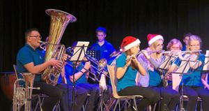 Weihnachtlich bekleidet: Das Jugendorchester Seelbach  auf der Bühne am Samstagnachmittag Foto: Kiryakova Foto: Lahrer Zeitung