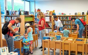 Die Besucher, ob Kinder oder Erwachsener, stöberten neugierig in den Regalen der Seelbacher Bücherei.  Foto: Kiryakova Foto: Lahrer Zeitung