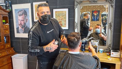 Okan Lülleci freut sich über seinen neuen Haarschnitt, auf den er monatelang warten musste. Frisör Cihan Türk schneidet ihm schon seit 40 Jahren die Haare.    Foto: Köhler