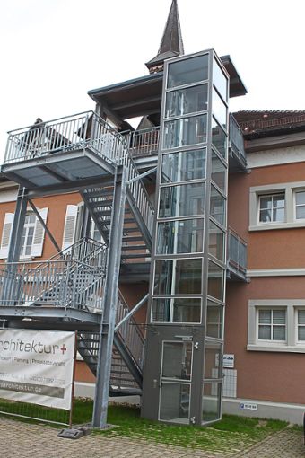Mehr als 200.000 Euro haben die neue Stahltreppe und der neue Aufzug für das Ruster Rathaus gekostet. Foto: Mutz