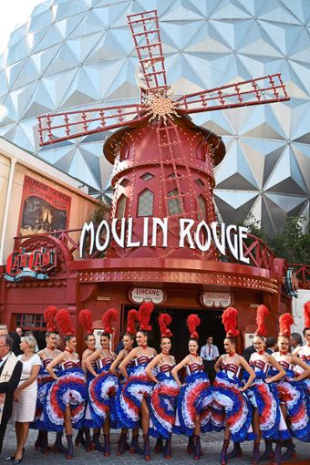 Oh, là, là: Zur Eröffnung des Eurosat – Can Can Coaster reiste nicht nur die Familie Clerico, die Inhaber  des Moulin Rouge, aus Paris  an. Sie brachte auch einige Tänzerinnen aus ihrem berühmten  französischem Varieté-Theater mit, die für die Gäste Can Can tanzten.  Foto: Göpfert
