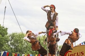 Junge  Piraten enterten akrobatisch die Zirkusmanege. Foto: Decoux