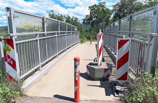 Die Fußgänger- und Radfahrerbrücke ist auf einer Seite verengt. Autos sollen nicht mehr darüber fahren. Foto: Bohnert-Seidel