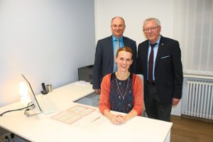 Willkommen in der eigenen Praxis: Ärztin Amelie Hanke mit Bürgermeister Dietmar Benz (links) und Architekt Heinz Schlager Foto:  Masson