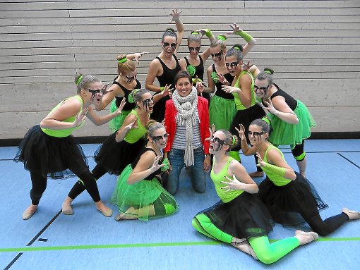 Next Generation holte Platz 2 bei den Baden-Württembergischen Meisterschaften – und mittendrin die glückliche TV-Abteilungsleiterin Dance beim TV Haslach, Ellen Winkler. Foto: Heppner Foto: Schwarzwälder-Bote