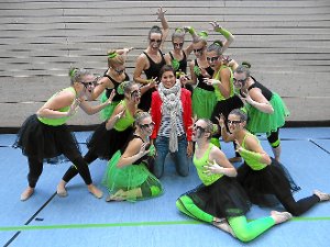 Next Generation holte Platz 2 bei den Baden-Württembergischen Meisterschaften – und mittendrin die glückliche TV-Abteilungsleiterin Dance beim TV Haslach, Ellen Winkler. Foto: Heppner Foto: Schwarzwälder-Bote