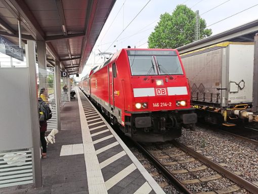 Auf der Rheintalbahn, wie hier im Bahnhof Lahr, kreuzen sich Fernverkehr und Güterzüge derzeit noch. Mit der neuen viergleisigen Rheintalbahn soll dies entzerrt werden. Jetzt liegen neue Planungsziele der Bahn vor. Und Viele ist weiterhin offen. Foto: Braun
