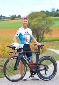 Modellathlet Jochen Burkart ist Sportlehrer am Seelbacher Bildungszentrum. Hier zeigt er seine Ausrüstung für das Radrennen beim Triathlon.  Foto: Dach Foto: Lahrer Zeitung