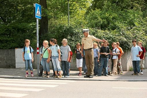 Gemeinsam mit Erwachsenen sollten Kinder das richtige Verhalten im Straßenverkehr üben, sodass sie ein Gefühl für Gefahrensituationen bekommen Foto: Polizei
