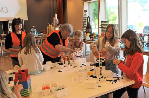 Elfriede Stöhr (Mitte) und andere Helfer der Kolpingfamilie bauten mit den Kindern eine Lego-Stadt. Foto: Störr