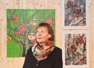 Anita Schüßler zeigt an die 100 künstlerische Arbeiten in ihren Haus in der Bergstraße. Foto: Haberer