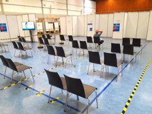Zuletzt blieben im Wartebereich der Rheintalhalle viele Stühle leer –­ die Nachfrage nach Impfungen hat nachgelassen. Foto: Schabel