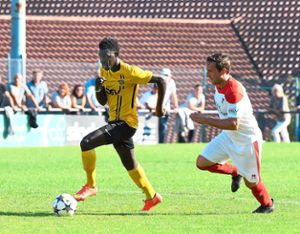 Ousman Bojang (am Ball) stürmt künftig für den SC Lahr in der Verbandsliga.  Foto: Künstle Foto: Lahrer Zeitung