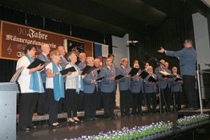 Der Männergesangverein, in dem inzwischen auch Frauen singen, feierte sein 90-jähriges Bestehen.   Foto: Meier