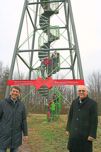 Freuen sich über das ungewöhnliche Weihnachtsgeschenk (von links): Ettenheims Bürgermeister Bruno Metz und Andreas Markowsky, Geschäftsführer der Ökostromgruppe Freiburg. Foto: Masson