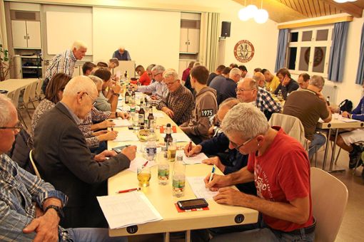 Der Vertreter mehrerer Wolfacher Vereine trafen sich zur Versammlung im Feuerwehrgerätehaus, um die Termine für 2020 zu koordinieren. Foto: Beule Foto: Schwarzwälder Bote