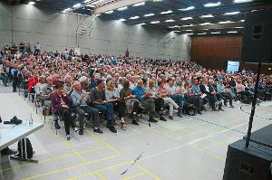 Großes Interesse an der Bürgermeisterwahl in Herbolzheim: Bei der Kandidaten-Vorstellung in der Breisgauhalle blieb kein Stuhl unbesetzt.   Foto: Ande