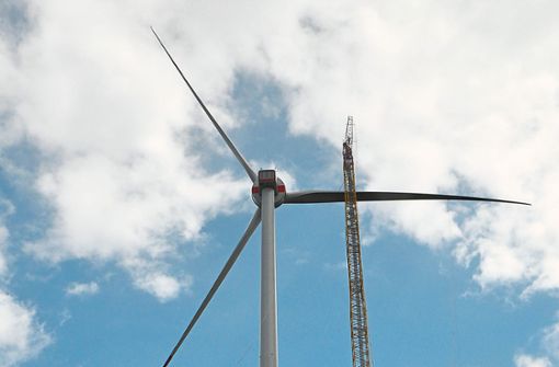 Bis zu 230 Meter hoch reichen die Seile, an denen das rechte Rotorblatt am Windpark Hohenlochen befestigt ist. Foto: Lübke