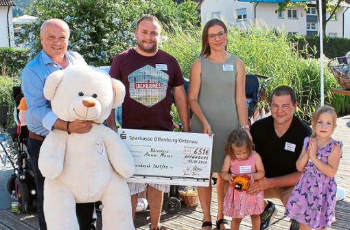 Beide Bärenfamilien bekamen einen Spendenscheck über je 651 Euro. Foto: Störr