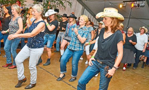 Einen riesigen Spaß hatten die Line-Dance-Gruppen beim Country-Abend der Trachtenkapelle Schuttertal. Foto: Dach Foto: Lahrer Zeitung