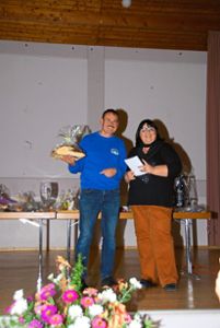 RFV-Vorsitzende Irmgard Ohnemus überreicht einem Vertreter der Wanderfreunde aus Cernay den ersten Preis. Foto: Schmidt Foto: Lahrer Zeitung