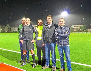 Waren bei der Einweihung auf dem Sportplatz dabei (von links): Martin Rebbe, Thomas Springmann, Lothar Baier, Matthias Bauernfeind und Otmar Fleig.  Foto: Haas