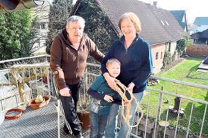 Bei den Brandts aus Nonnenweier ist Strohschuh-Flechten eine Familienangelegenheit. Großmutter Inge wird von ihrem Mann Wolfgang und Enkel Julian unterstützt.  Foto: Laurösch