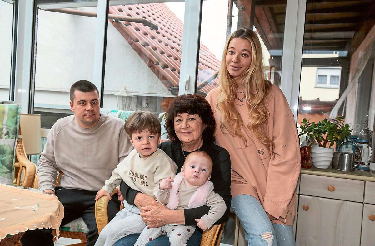 Baby Mila, auf dem Arm von Oma Tetiana (Mitte), hat mit und ihre Familie in Altdorf Unterkunft gefunden.