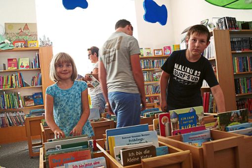 Die Geschwister Johannes und Julia haben sich viele Bücher in der Gemeindebücherei im Rathaus in Seelbach ausgeliehen. Fotos: Kiryakova Foto: Lahrer Zeitung