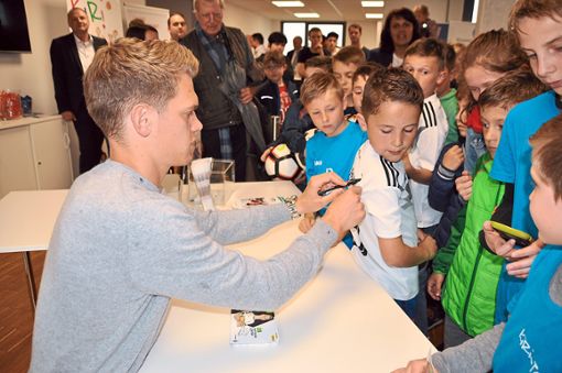 Ein Fußball-Star zum Anfassen: Vor allem junge Fußball-Fans sicherten sich ein Autogramm des Weltmeisters von 2014. Foto: Gieger