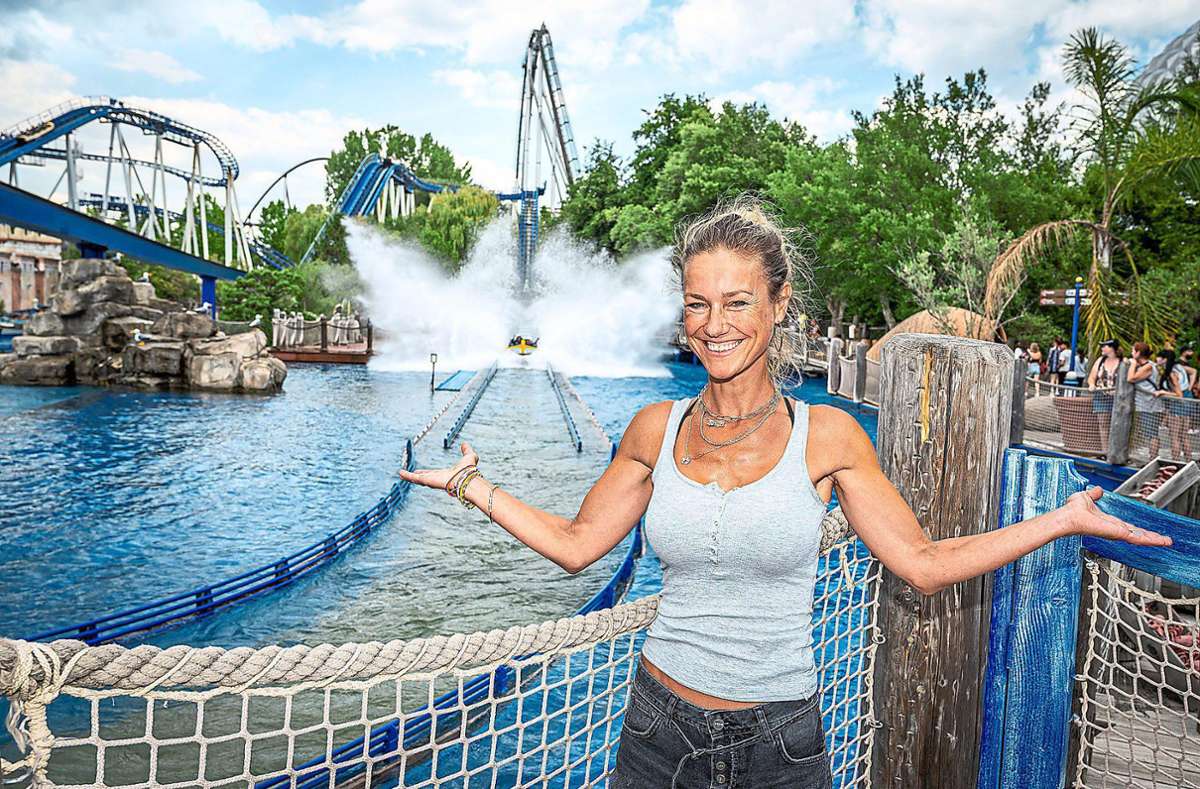 Rhea Harder-Vennewald war ein großer Fan der Wasserattraktionen, wie etwa der Poseidon, vor der sie hier steht. Foto: Europa-Park