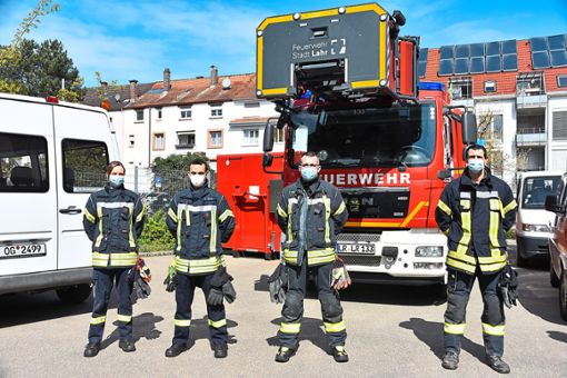 Zur Schutzkleidung kommt seit Ausbruch der Pandemie die Maske hinzu: Lahrer Feuerwehrleite einsatzbereit.  Foto: Schubert