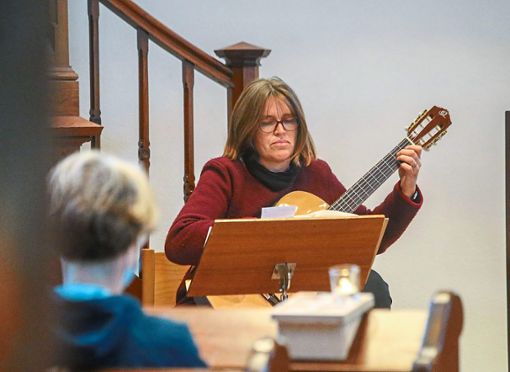 Pfarrerin Severine Plöse sang zwischen den einzelnen Texten zu den Lebensabschnitten Edith Steins   zur Gitarre.Foto: dec Foto: Lahrer Zeitung