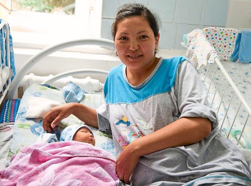 Mutterglück: Kirgisische Frauen mit ihrem Nachwuchs. Die Hebammenausbildung mit deutscher Unterstützung soll langfristig zur Senkung der Kinder- und Müttersterblichkeit in dem zentralasiatischen Land beitragen. Fotos: privat Foto: Lahrer Zeitung