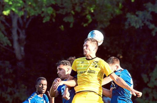 Nico Huber (in Gelb, hier im Halbfinale gegen den SC Lahr im Jahr 2020) will in diesem Jahr mit dem SV Oberachern den Verbandspokal mit nach Hause nehmen. Foto: Künstle
