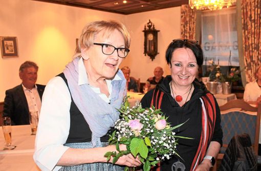 Ein besonderes Dankeschön erreichte Blume-Wirtin Adelheid Pastor (links), die den Förderverein des Leselenz seit der Gründung unterstützt. Sie bekam von Ulrike Tippmann Blumen überreicht. Foto: Störr