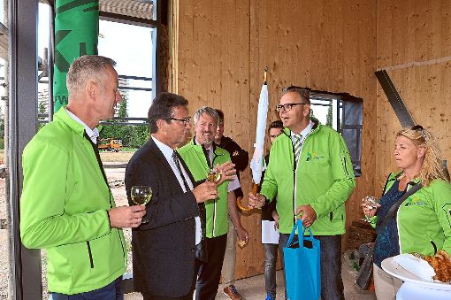 Nach der Besichtigung überreicht Bürgermeister Guido Schöneboom (rechts) Minister Peter Hauk (Zweiter von links)  einen LGS-Regenschirm.   Foto: Hüve