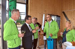 Nach der Besichtigung überreicht Bürgermeister Guido Schöneboom (rechts) Minister Peter Hauk (Zweiter von links)  einen LGS-Regenschirm.   Foto: Hüve