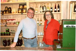 Werner Brucker und Marion Sokol betreiben ihr Genusslädele im Mostmaierhof als offenen Treffpunkt mit Möglichkeit zum Einkauf. Foto: Störr Foto: Schwarzwälder Bote