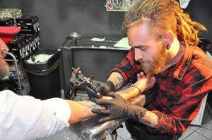 Bis zu fünf Stunden braucht Tattoo-Künstler Fabian Serve alias G-ses aus Lahr  für ein 15 mal 15 Zentimeter großes Tattoo, je nach Farbwunsch des Kunden.  Fotos: Listner Foto: Listner