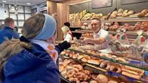 Bürgermeister Pascal Weber bediente am Eröffnungstag eine Stunde lang – und reichte auch eine Scheibe des neuen Ringsheim-Brots zum Probieren. Foto: Göpfert