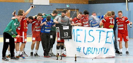 Ausgelassen feierte der HTV Meißenheim die Meisterschaft der Landesliga Nord.  Fotos: Wendling Foto: Lahrer Zeitung