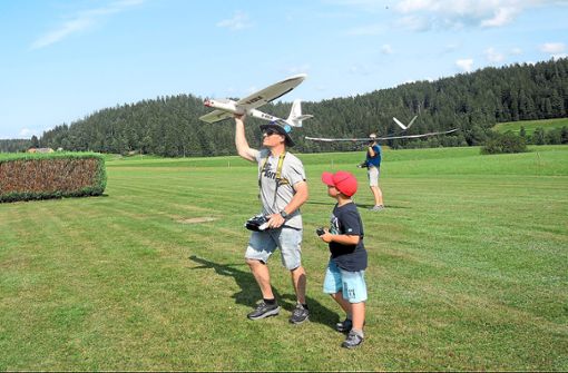 Der Hornberger Modellflieger Michael Haas erklärt Paul (8 Jahre), was er beim Start des Fliegers alles beachten muss. Foto: Jehle
