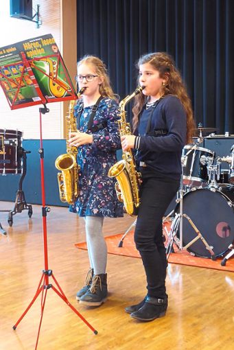 Ein mitreißendes Saxofon-Duo: Emily Gewald und Linnea Faisst Foto: Dorn Foto: Schwarzwälder Bote